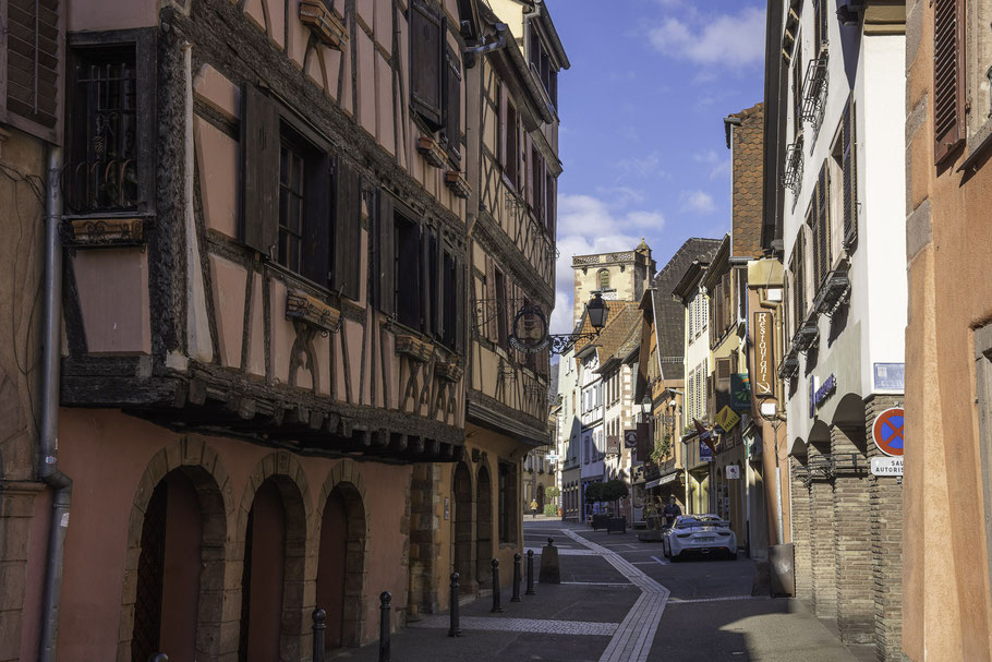 Bild: Fachwerkhäuser auf dem Weg zum Place de la Mairie in Ribeauvillé im Elsass, Frankreich