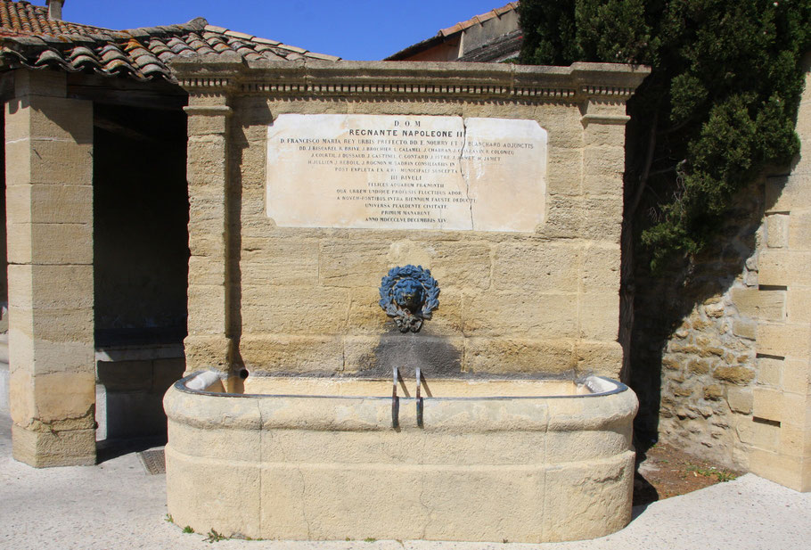 Bild: Brunnen in Courthezon