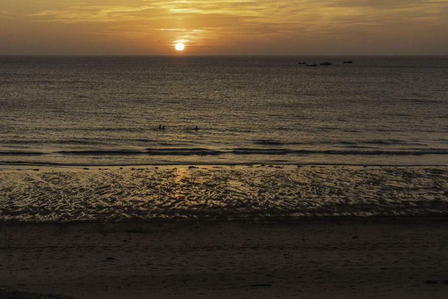 Bild: Sonnenuntergang in Gouville-sur-Mer - Austernzüchter kommen mit Booten zurück