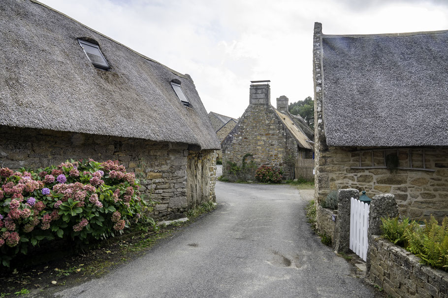 Bild: Kérascoët das bewohnte Museumsdorf, in der Bretagne  