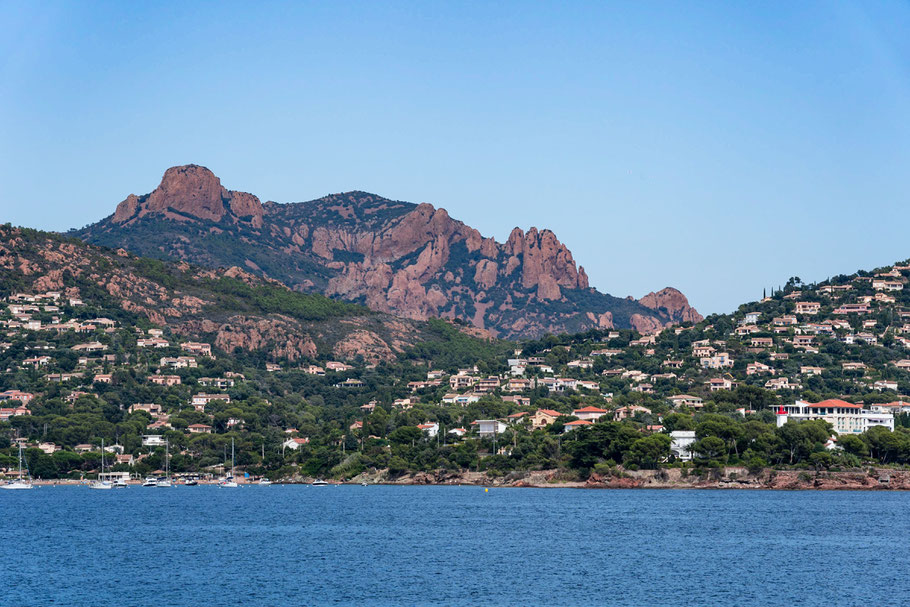 Bild: Agay mit den Bergen des Massif de l´Estérel