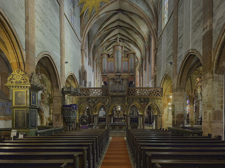 Bild: Blick in das Innere der #ÉgliseSaintPierreLeJeuneProtestant in Strasbourg mit gotischem Lettner und Silbernannorgel