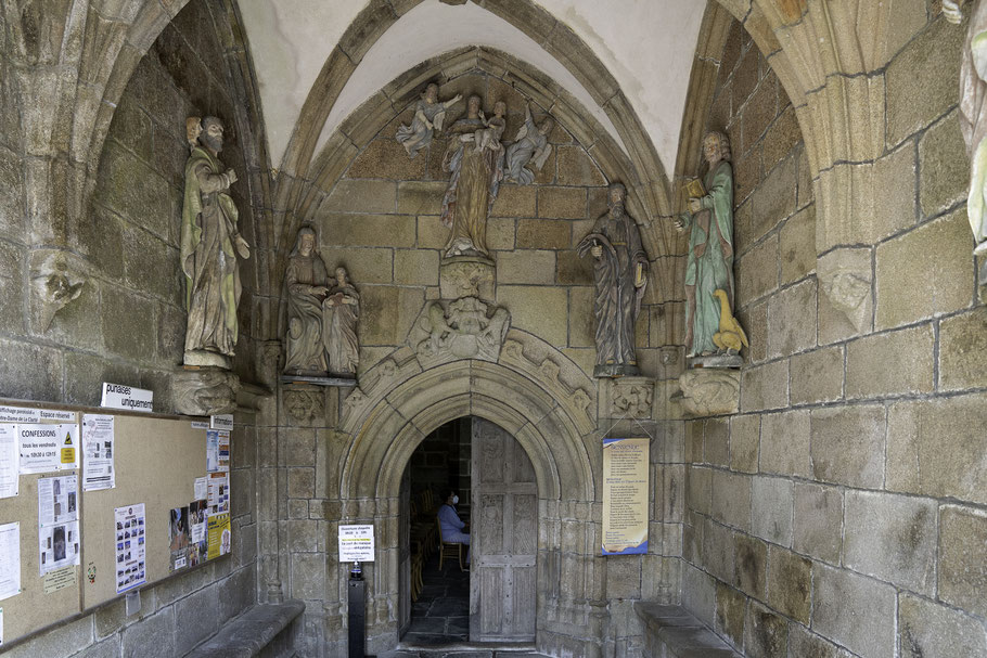 Bild: Eingang in die Chapelle Notre-Dame de la Clarté in Perros-Guirec  