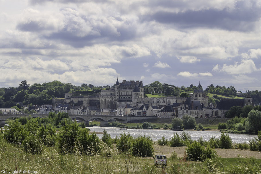 Bild: Blick auf den Ort und das Château d’Amboise, rechts im Bild Chapelle Saint Hubert