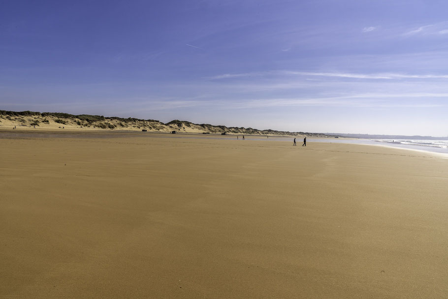 Bild: Je nach Sonneneinstrahlung sind die Farben des Sandes mit dem blauen Meer ein Traum an den Dunes de Biville