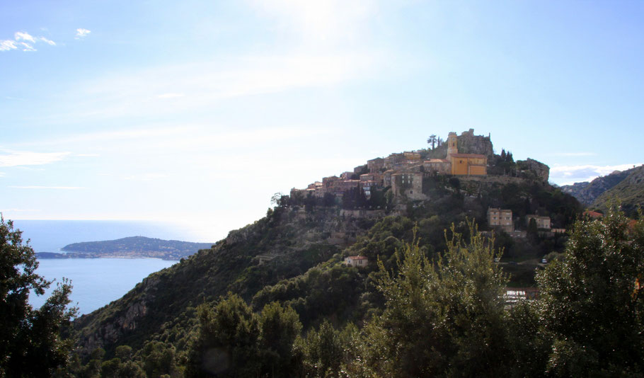 Bild: Blick auf das Bergdorf Èze im Hintergrund Cap Ferrat