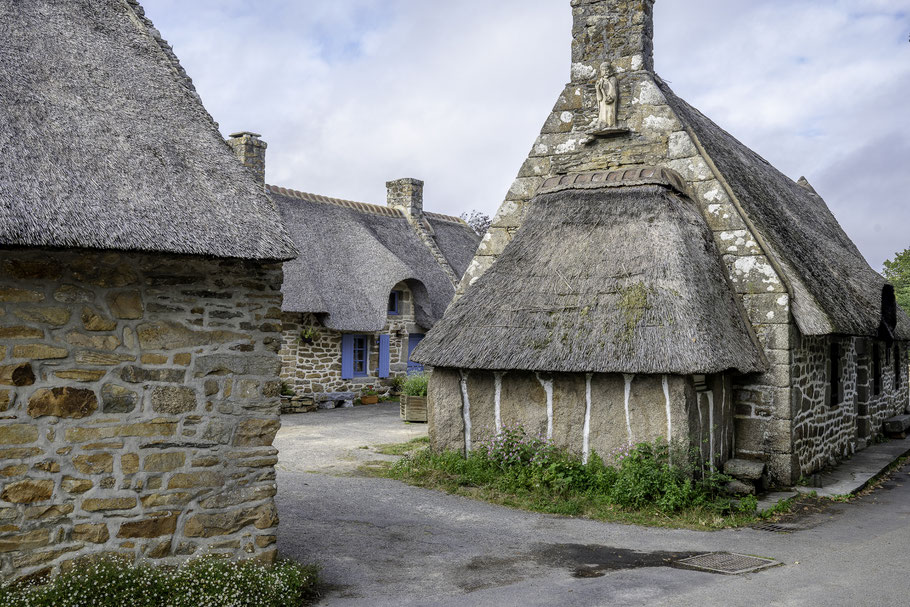 Bild: Kérascoët das bewohnte Museumsdorf, in der Bretagne  