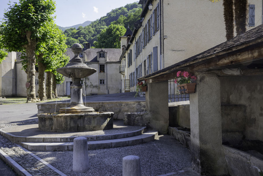 Bild: Brunnen und Waschbecken vor der Monastère Notre-Dame de Sarrance in den Pyrenäen, Frankreich 