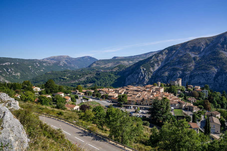 Bild: Blick auf Gréolières mit Gorges du Loup