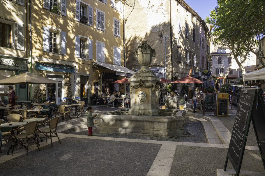 Bild: Fontaine am zentralen Marktplatz in Cotignac