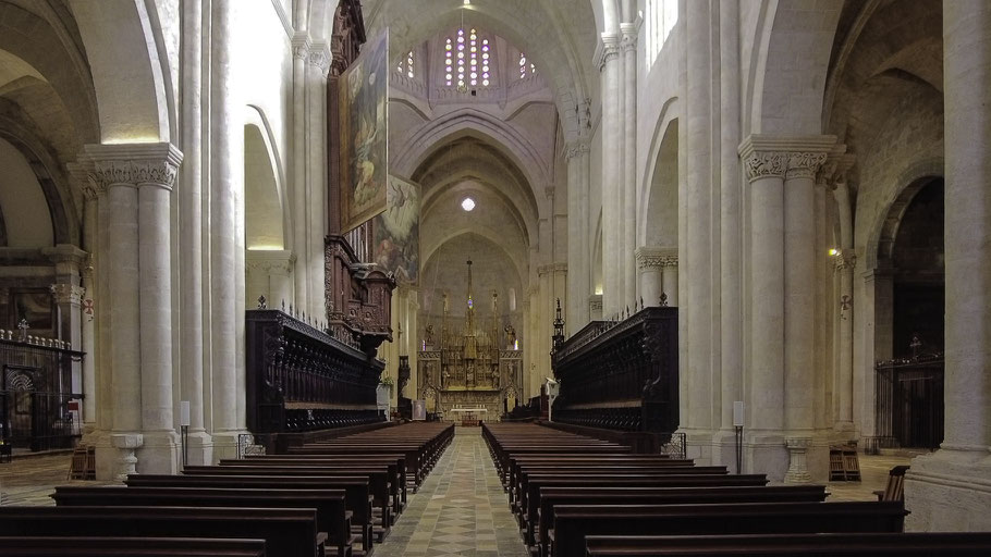 Bild: Blick in das Mittelschiff mit Gestühl und links mächtiger Orgel sowie zum Chor der Catedral de Santa Maria in Tarragona