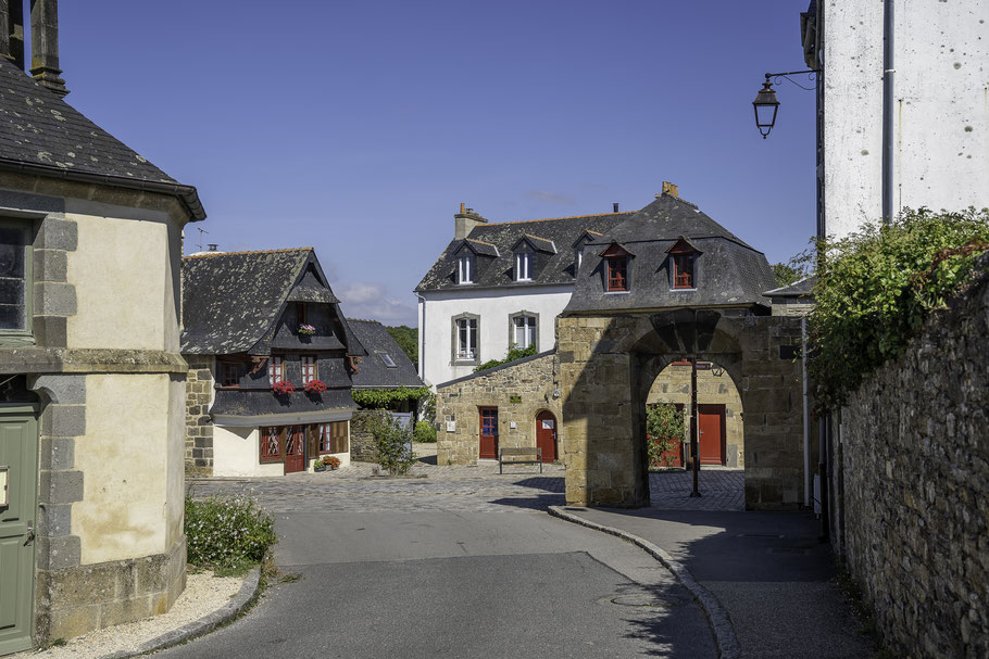 Bild: Rue de la Greve an der Église Saint-Sauveur in Le Faou, Bretagne