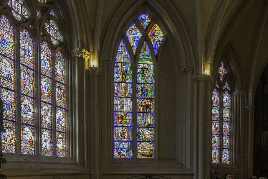 Bild: Buntglasfenster in der Cathédrale Saint-Corentin in Quimper