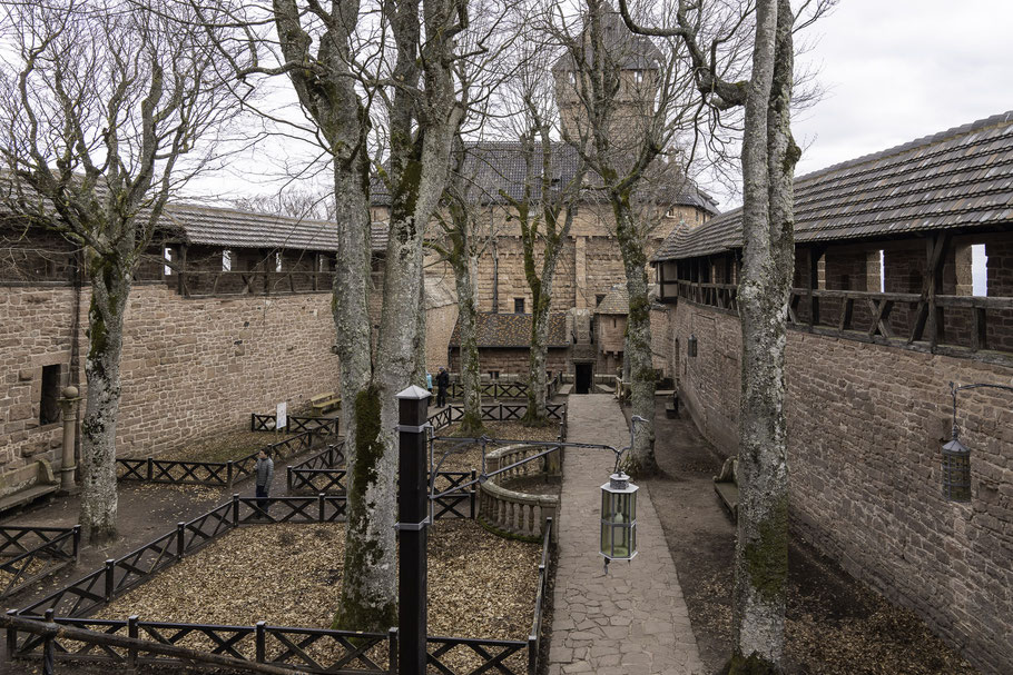 Bild: Blick in Garten und die gedeckten Wehrgänge des Château du Haut-Koenigsbourg im Elsass, Frankreich