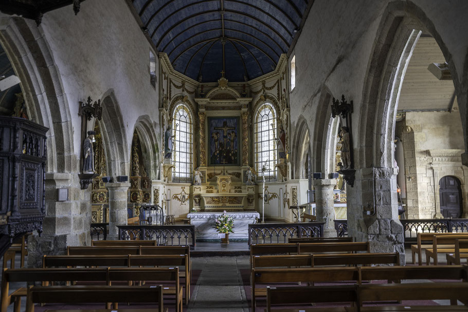 Bild: Blick in das Innere der Kirche Saint Derrien  des umfriedeten Pfarrbezirkes in Commana  