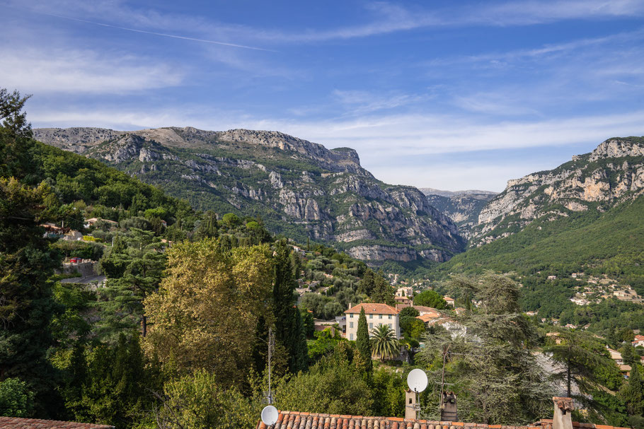 Bild: Gorges du Loup mit Blick oben links auf das Bergdorf Gourdon 