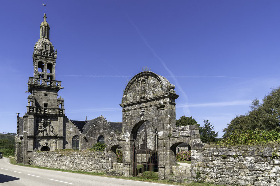 Bild:  Chapelle Sainte-Marie-du-Ménez-Hom mit Glockenturm und Tiumphbogen in der Bretagne