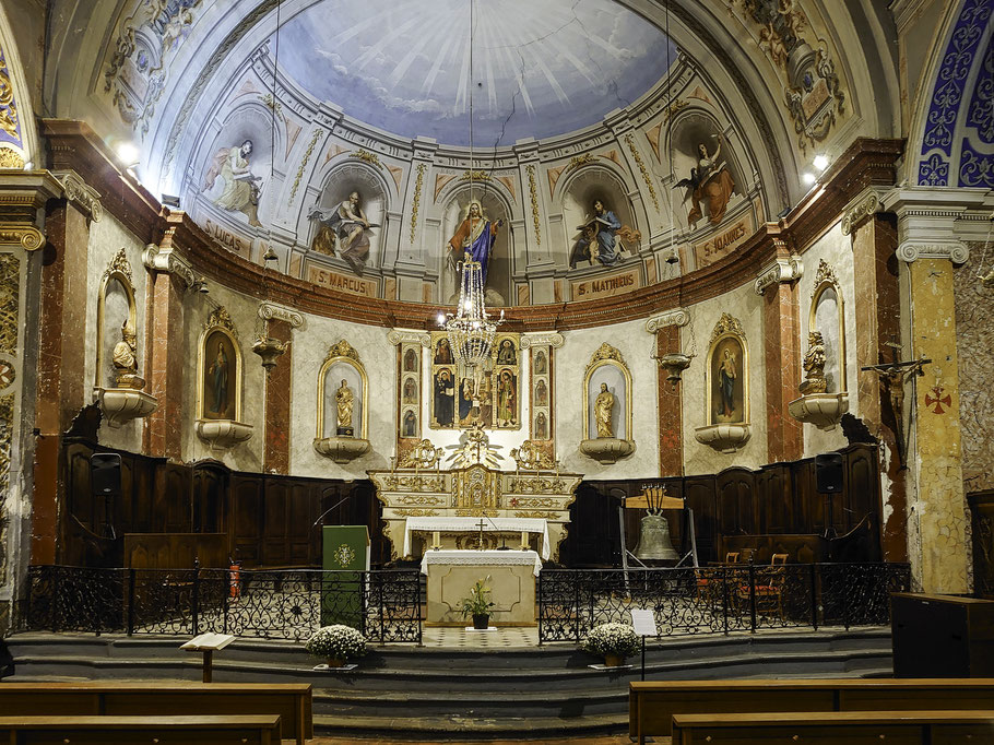 Bild: Blick in den Chor mit Hauptaltar der Église Notre-Dame-de-l’Assomption in Puget-Théniers