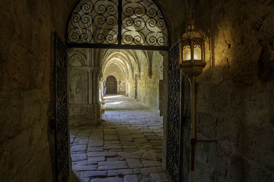 Bild: Eingang zum Kreuzgang der Abbaye de Fontfroide