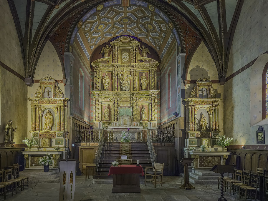 Bild: Blick auf Hauptaltar und Seitenaltäre in der Église N. D. de l´Assomption in Ascain