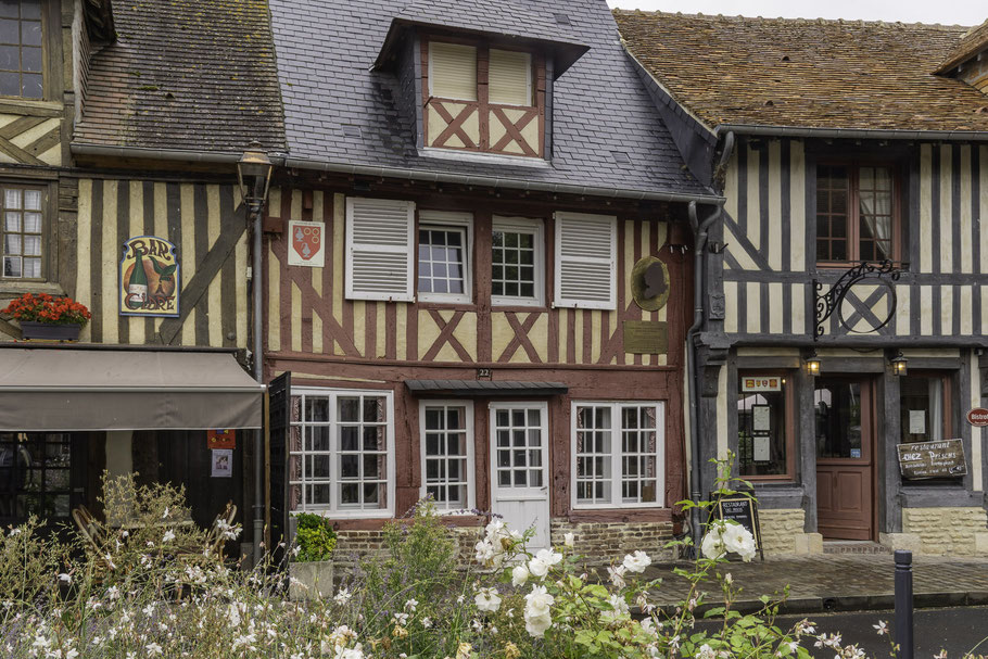 Bild: Fachwerkhäuser am Marktplatz von Beuvron-en-Auge in der Normandie