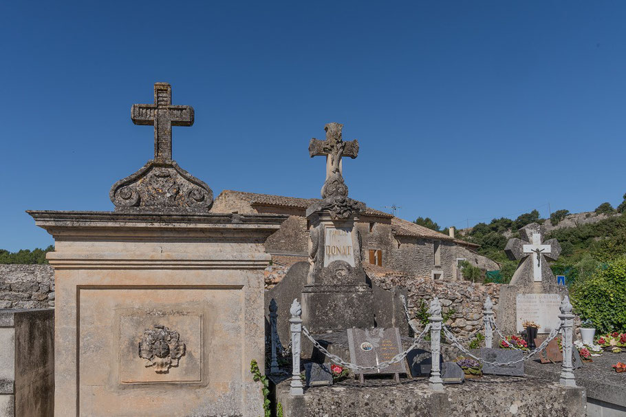 Bild: Friedhof vor der Église Nécropole Rupestre aus dem 12. Jh. in Gordes St. Pantaléon