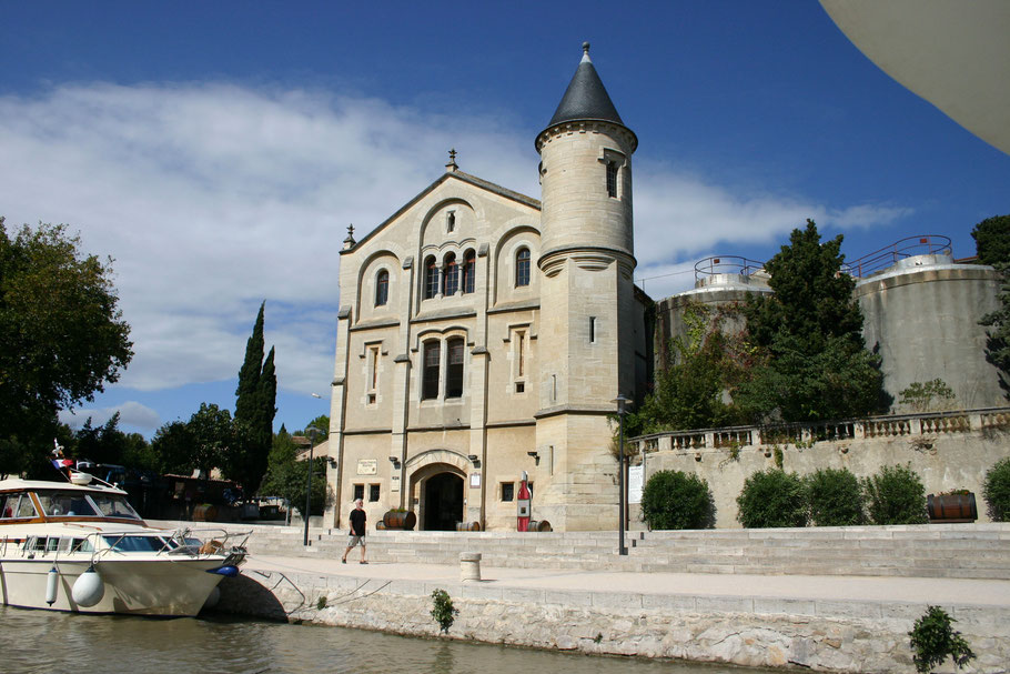 Bild: Mit dem Hausboot auf dem Canal du Midi, beim Château de Ventenac Minervois 