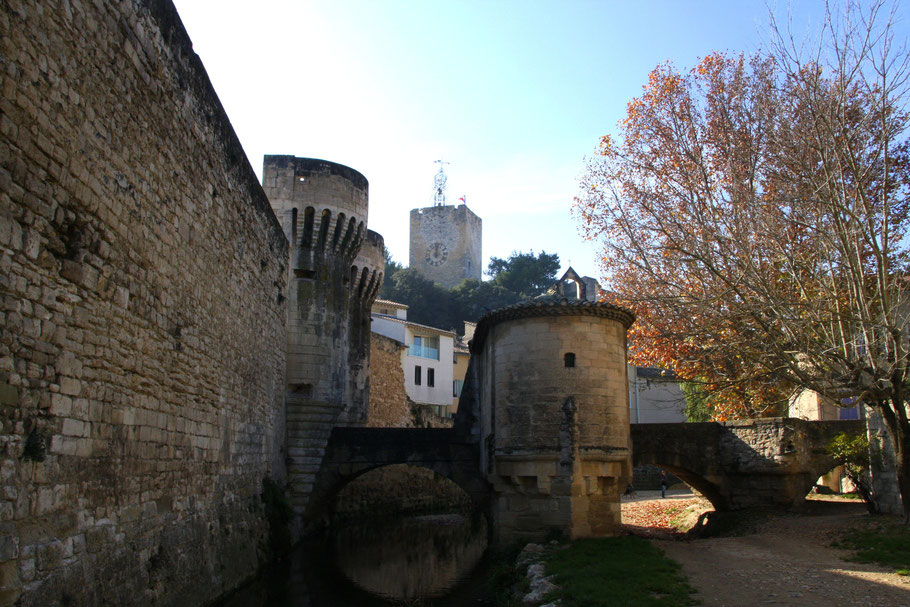 Bild: Porte Notre Dame mit Blick auf Tour de l´Horloge, Pernes-les-Fontaines