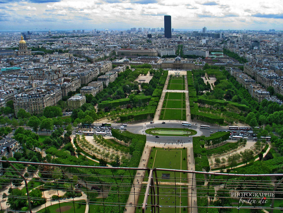 Bild: Blick vom Eiffelturm auf den Champ de Mars