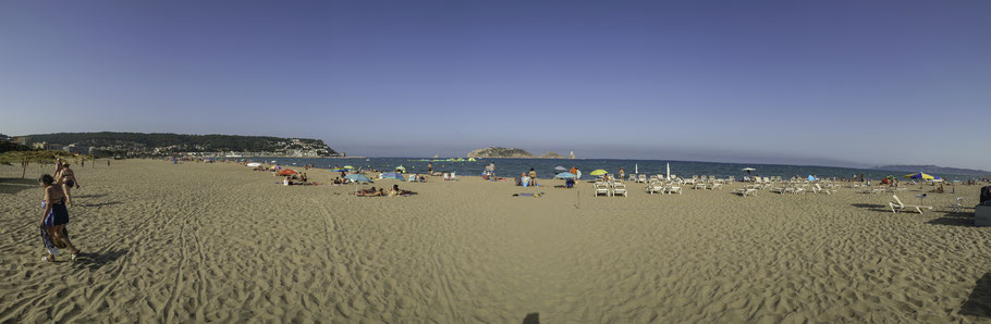 Bild: Der kilometerlange und breite Strand in L´Estartit an der Costa Brava in Spanien