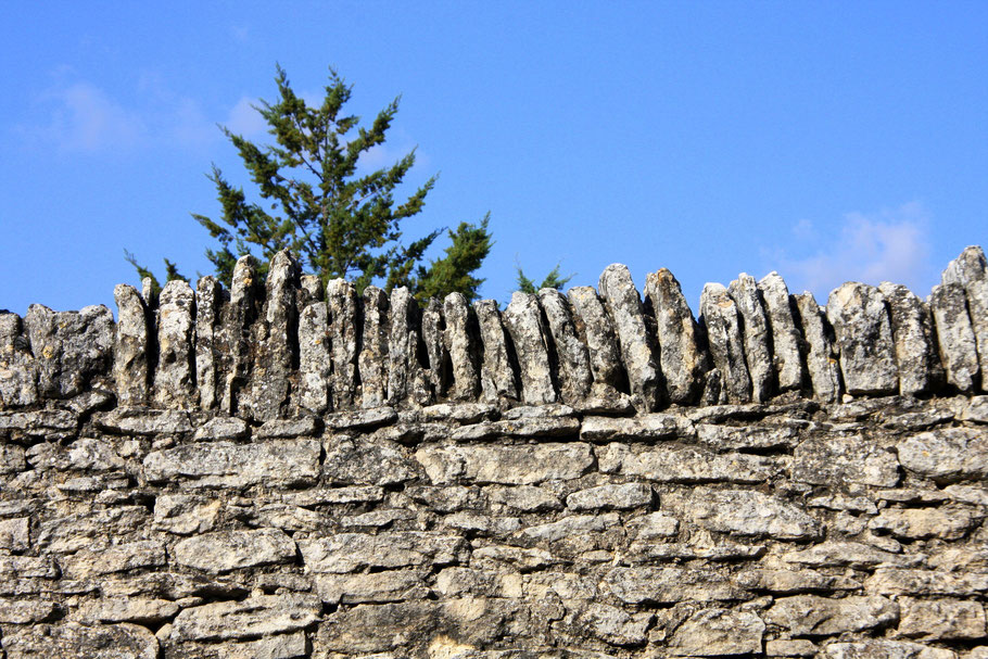 Typische Steinmauer aus Naturstein in Gordes, heute bei allen Bauten in der Gemeinde Vorschrift.