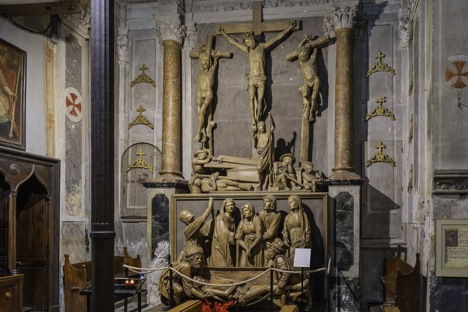 Bild: Skulpturengruppe der Passion aus dem 16. Jahrhundert, oben die Kreuzigung unten die Grablegung in der Église Notre-Dame-de-l’Assomption in Puget-Théniers