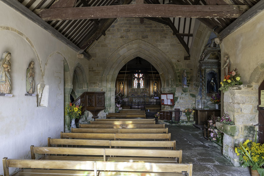 Bild: Blick in die Chapelle Notre-Dame de Penhors mit ihrem inneren Triumphbogen ind der Bretagne