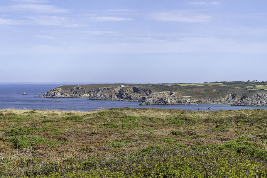Bild: Die Landschaft an der Pointe du Raz mit Blick auf die Pointe du Van mit ihrer Kapelle 