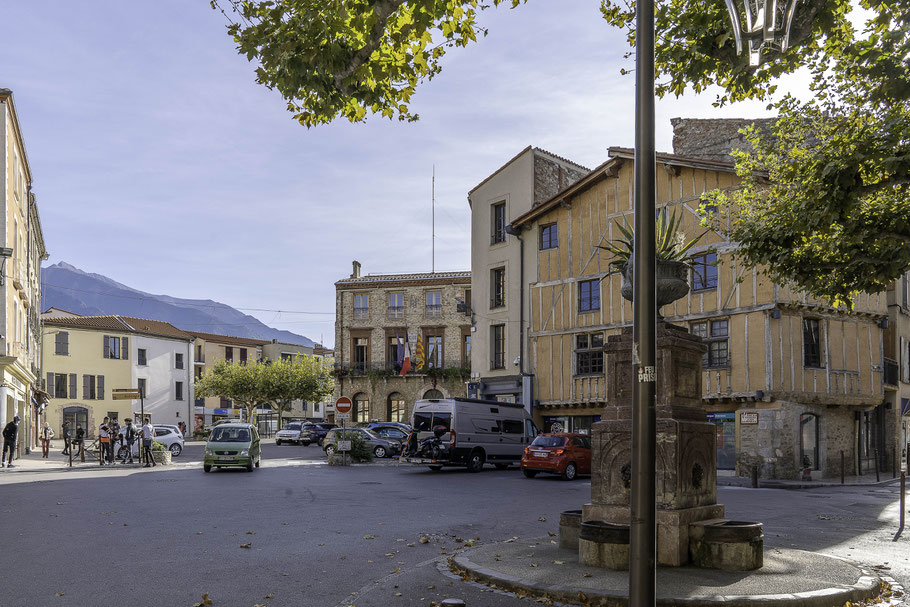 Bild: Der zentrale Platz in Prades vor der Église Saint-Pierre