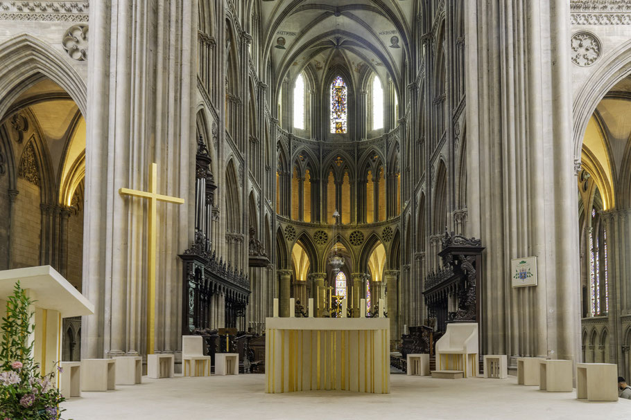 Bild: Blick vom Altar im Querschiff auf das Gestühl und Hauptaltar im Chor der Cathédrale Notre-Dame de Bayeux in Bayeux