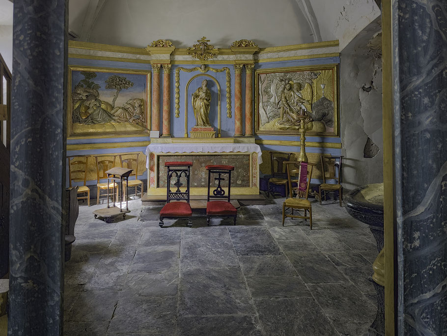 Bild: Seitenkapelle Seitenkapelle Notre Dame mit Seitenbilder, rechts Jesus im Ölgarten, links schlafende Apostel Petrus, Jakobus in der Monastère Notre-Dame de Sarrance in den Pyrenäen