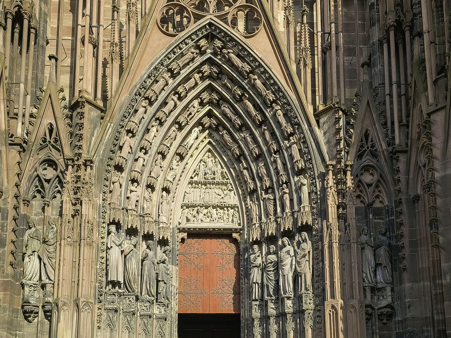 Bild: Tympanon des rechten Portal der Cathédrale Notre-Dame in Strasbourg