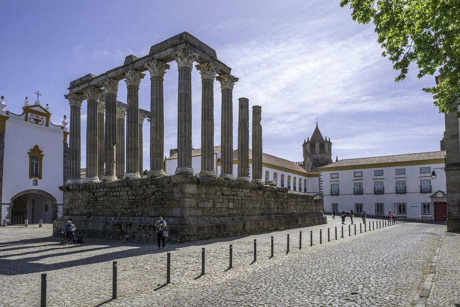 Bild: Templo Romana, links Igrea dos Lóios und Bildmitte Turm der Catedral in Évora