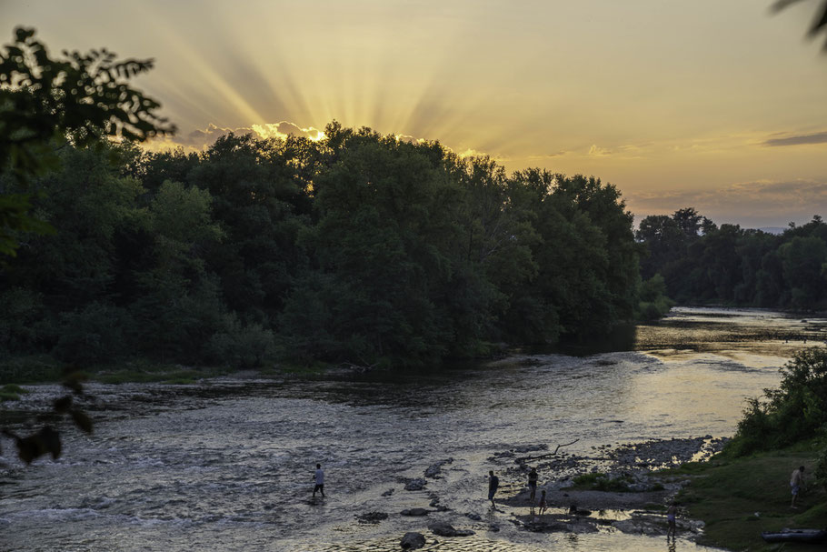 Bild: Sonnenuntergang am Camping de l´´Ile in Vallon-Pont-d´Arc