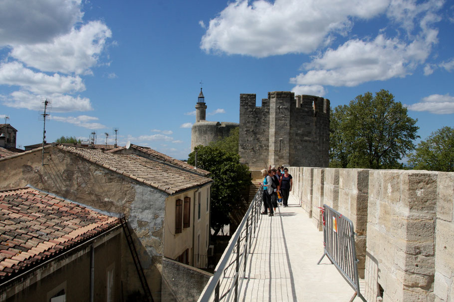 Bild: Auf der Stadtmauer mit Blick zum Tour de Constance in Aigues-Mortes