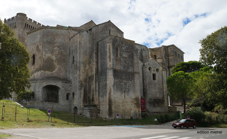 Bild: Blick vom Parkplatz auf Abbaye de Montmajour