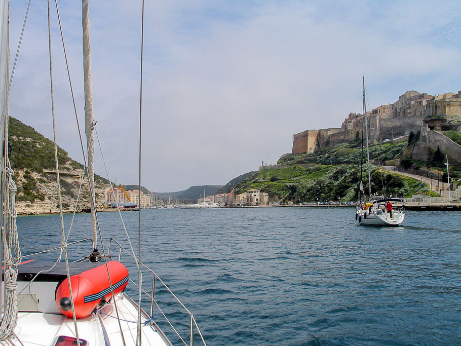 Bild: Einfahrt mit dem Segelschiff in den Hafen von Bonifacio