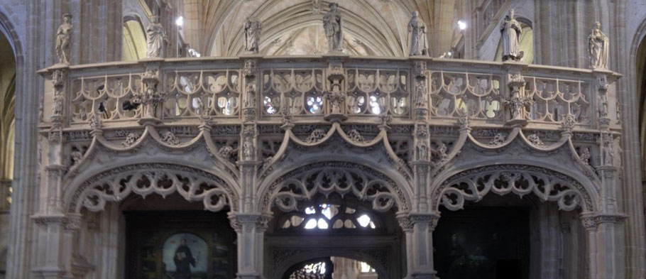 Bild: im Innern der Monastére de Brou in Bourg-en-Bresse, Frankreich