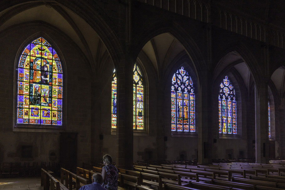 Bild: Viele kunstvolle Buntglasfenster in der Èglise Saint-Léonard