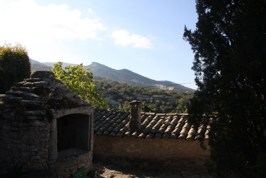 Bild: Blick über die Dächer von Sivergues in den Luberon