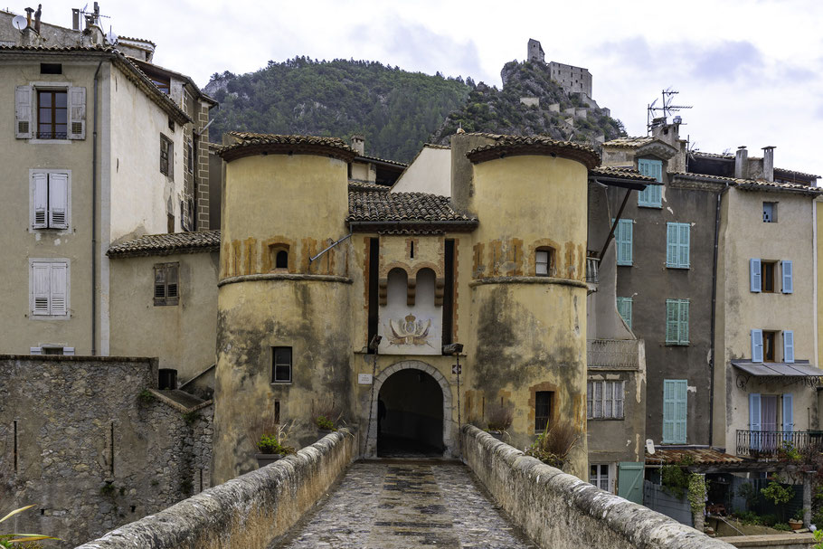 Bild: Ponte Levatoio und die anschließende Zugbrücke mit Eingang in das mittelalterliche Entrevaux