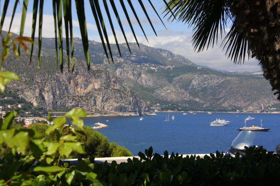 Bild: Blick vom Musée Ephrussi de Rothschild Richtung der Bergkette bei Èze.