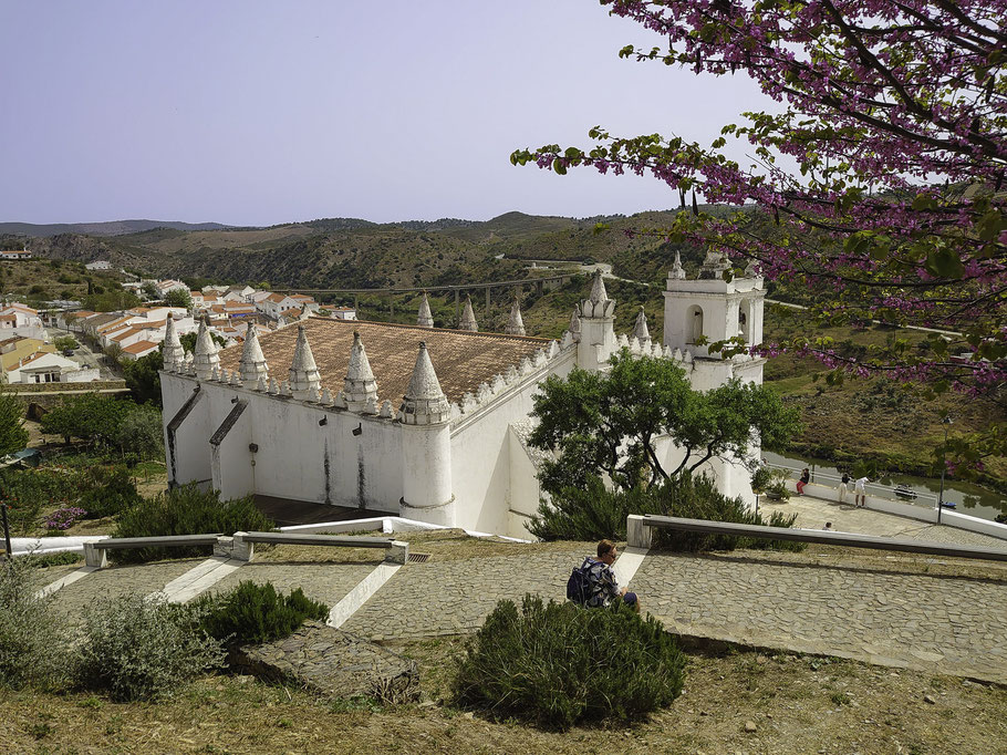 Bild: Blick auf die Igreja Matriz de Mértola und den Ort Mértola, Portugal