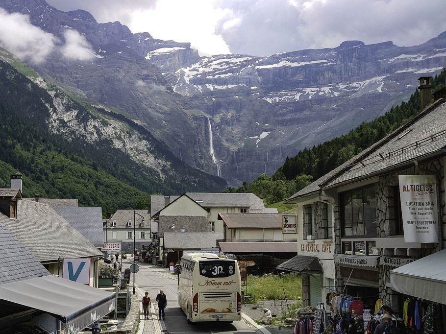 Bild: Blick auf den Cirque de Gavarnie mit seinem riesigen Wasserfall von über 400 Meter